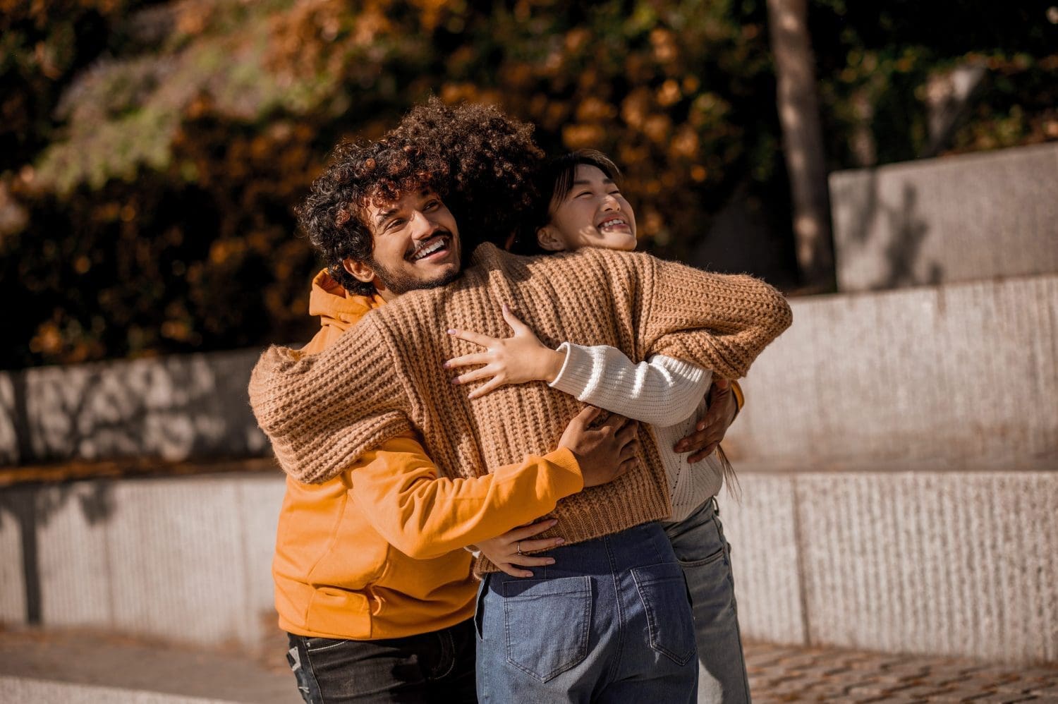 Pessoas se abraçando, representando conexão e propósito